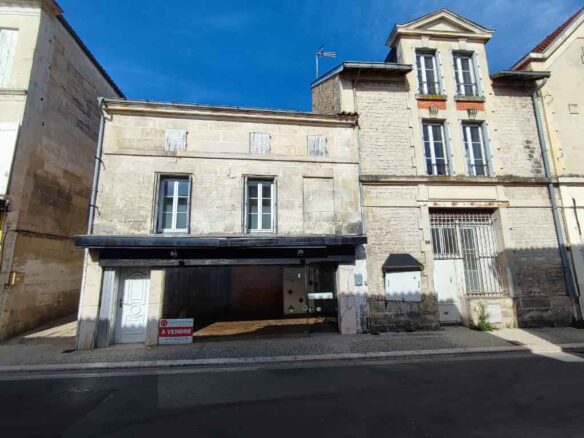 Immeuble à Pons – photo 1