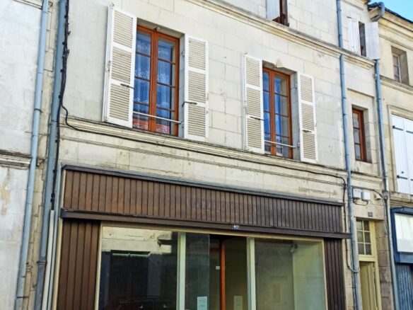 Immeuble à Pons – photo 1