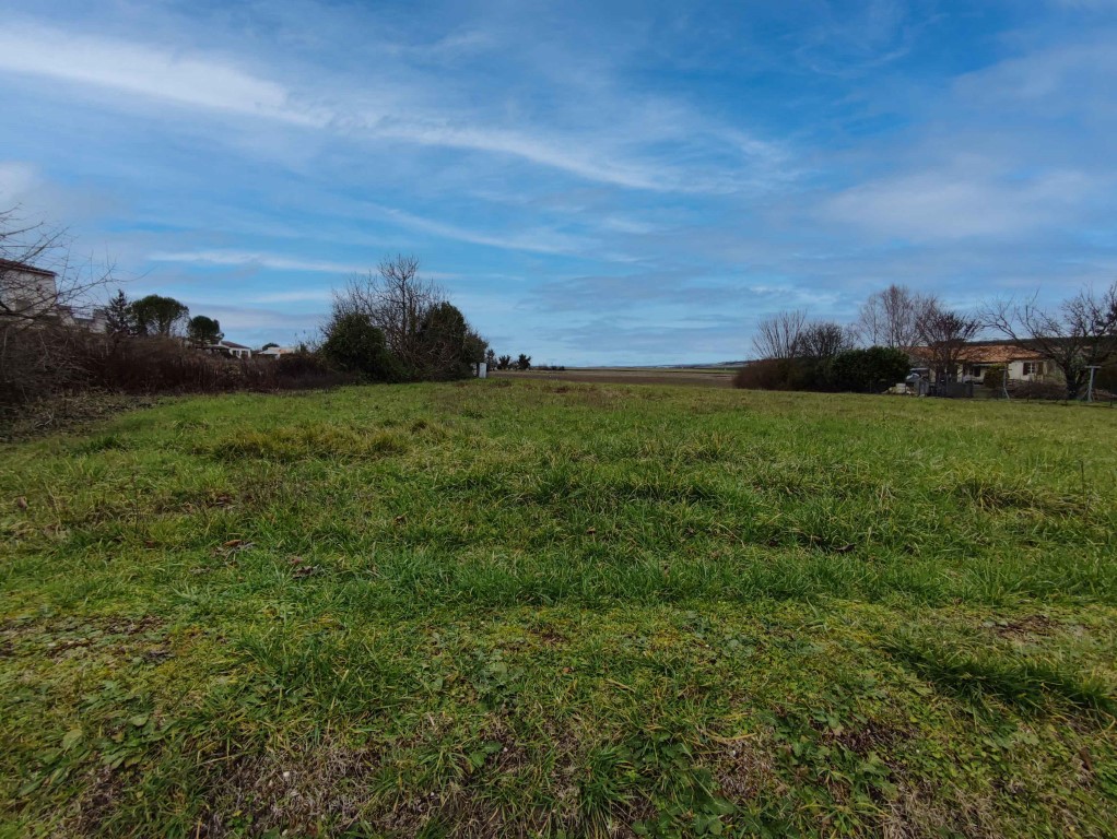 a 5 km du centre ville de pons · à Avy · 24 000 €