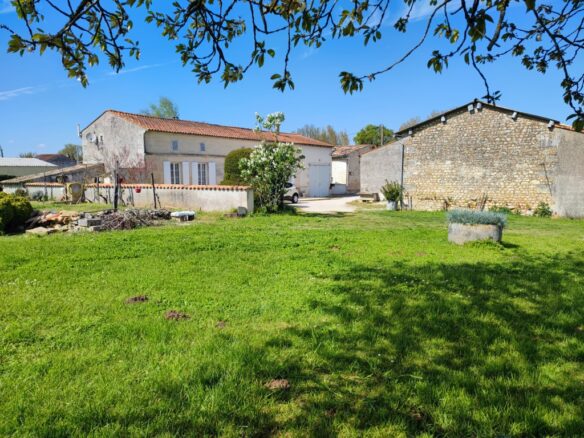 Maison à Saint Sigismond de Clermont – photo 1