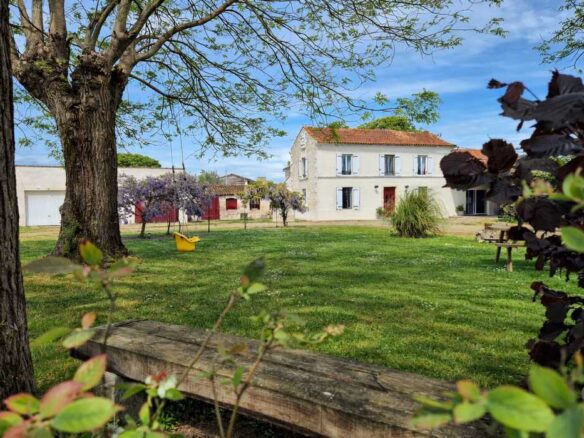 ENTRE SAINTES ET COGNAC