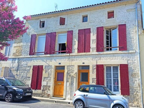 Immeuble à Pons – photo 1